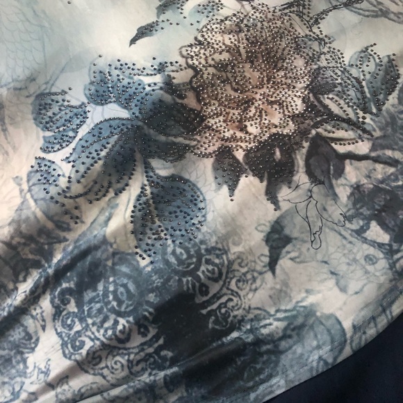 A figure hugging yet still dazzling swish of a fun blue & white flowered dress! - Picture 4 of 8